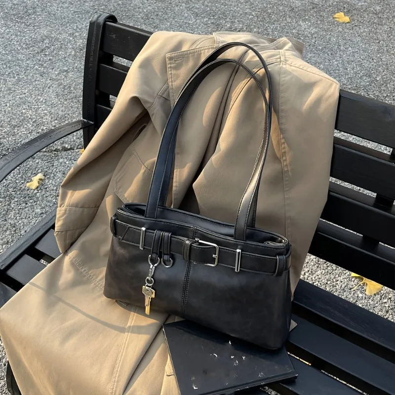 حقيبة كروس بإبزيم حزام بتصميم صغير جديد لعام 2025 |   حقيبة كتف تحت الإبط على طراز الدراجة النارية للنساء |   حقيبة يد جلدية PU