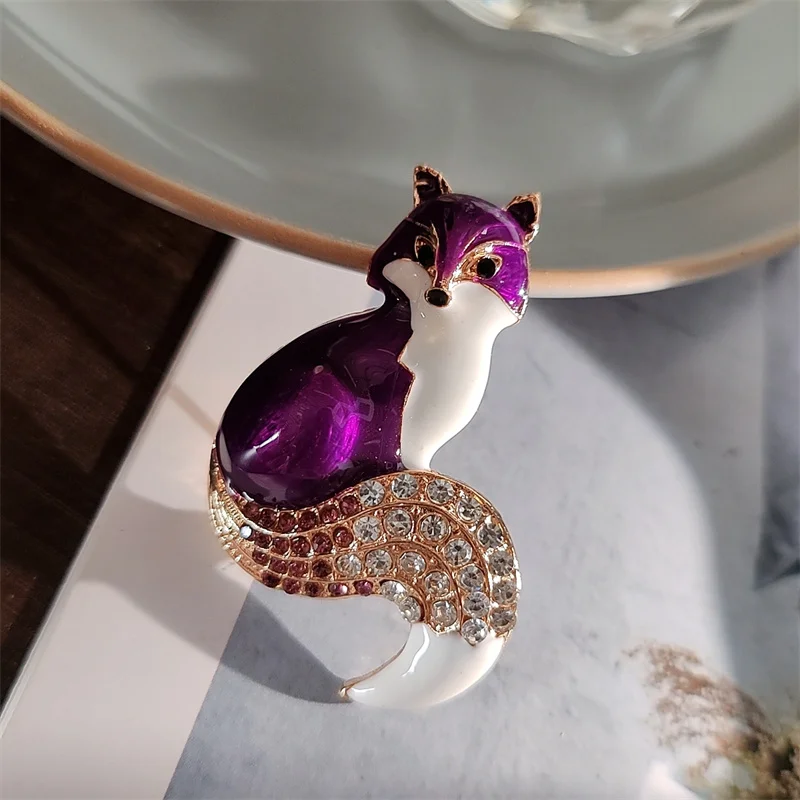 Crystal Enamel Sitting Fox Brooches for Women Unisex Lovely Zircon Animal Foxtail Party Office Brooch Pin New Year Jewelry