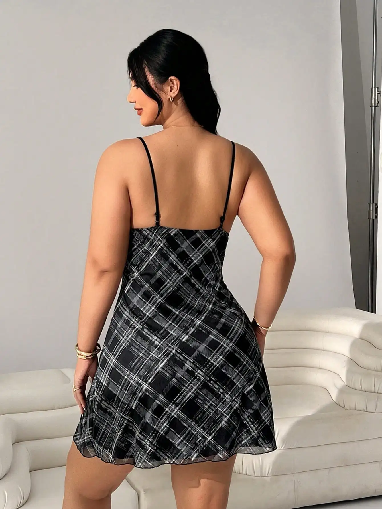 

Летнее мини-платье-комбинация больших размеров с сетчатыми вставками, клетчатым узором и рюшами на груди