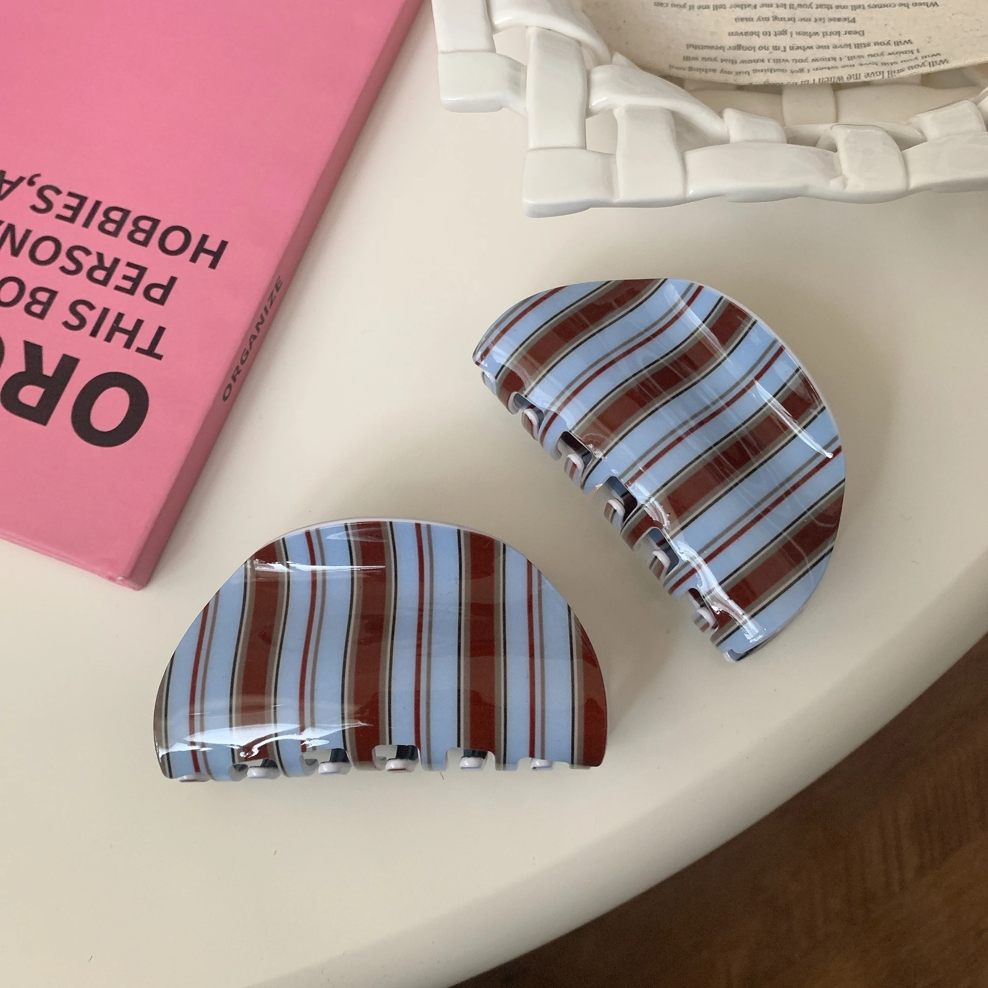 1 Stück Retro-gestreifter Griffclip für alle Jahreszeiten. Das Streifendesign ist im Retro-Stil ist vielseitig einsetzbar, mit starkem Griff und verschiedenen Frisuren geeignet – Detail 8
