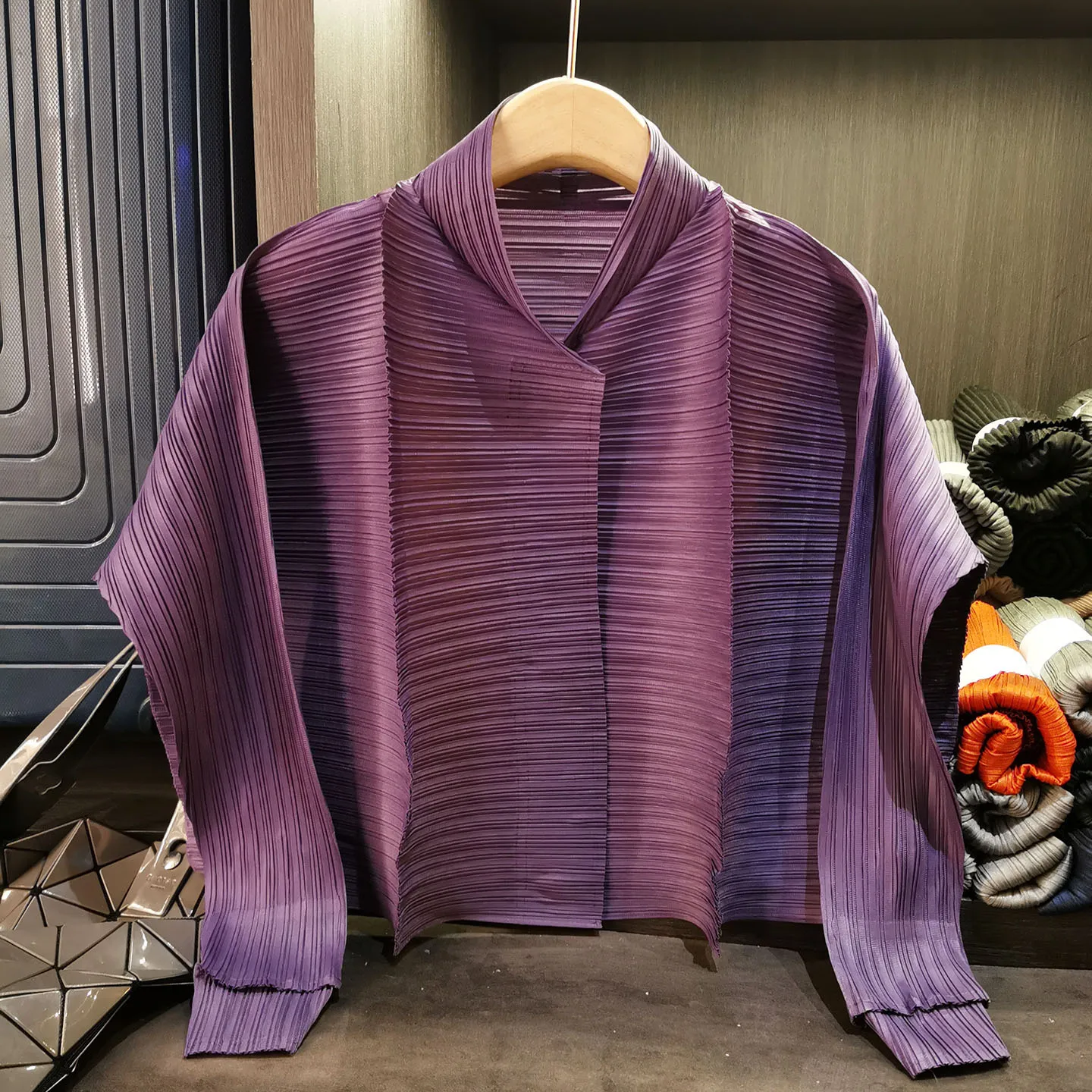 Miyake جديد الوقوف طوق أفقي مطوي الملمس طويلة الأكمام مطوي بلون مطوي تنوعا سترة سترة المرأة
