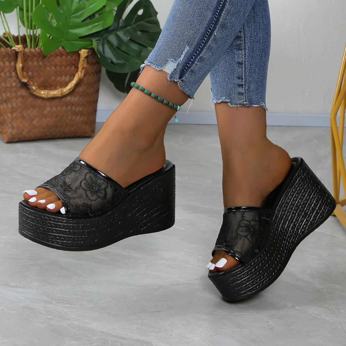 Damen Keilsandalen 2026 Neue Sommer Damen Slip-on Hochhackige Modische Damenschuhe Bequeme Blumen Outdoor Plateau-Sandalen
