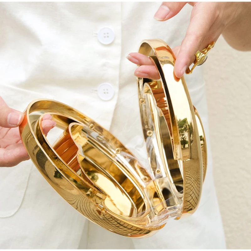 Handtasche mit herzförmigem Ringgriff und Spiegelfinish, elegante Abendtasche für Damen, Umhängetasche mit Kette für Hochzeiten und Bankette – Detail 3