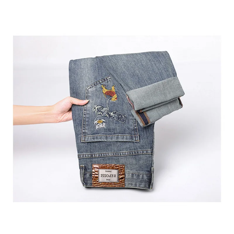 

2025Летние тонкие высококачественные мужские джинсы с вышивкой, легкая роскошная мужская одежда, эластичные прямые универсальные модные брюки
