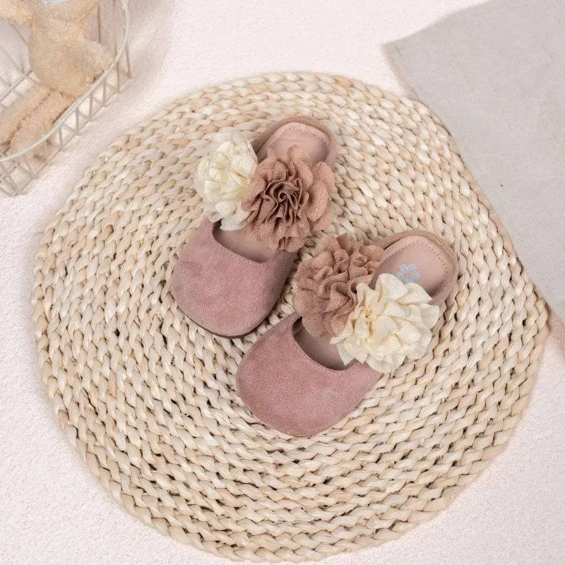 Crianças sandálias ao ar livre doce para meninas princesa chinelos dedos redondos 2025 verão novas crianças sapatos casuais fundo macio conforto