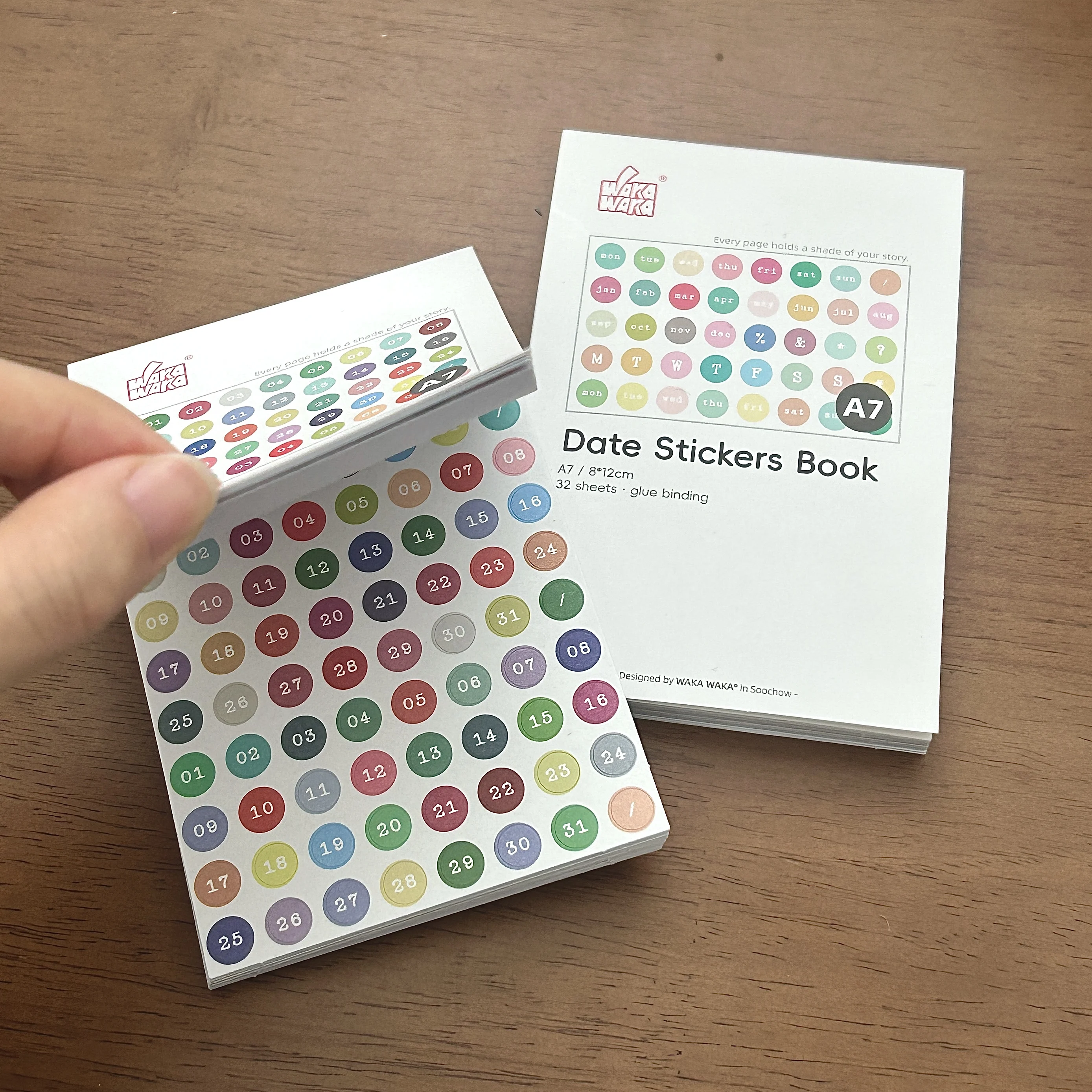 WAKAWAKA A7, libro di adesivi con data, 32 fogli di carta kraft bianca su cui scrivere, calendario con etichette fustellate per mese, settimana e nume