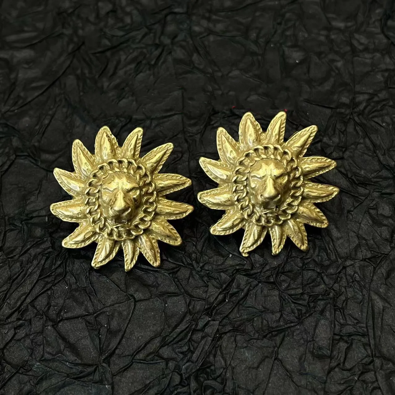 

Vintage Palace Wind Sun Flower Lion Head Earrings in Europe and America