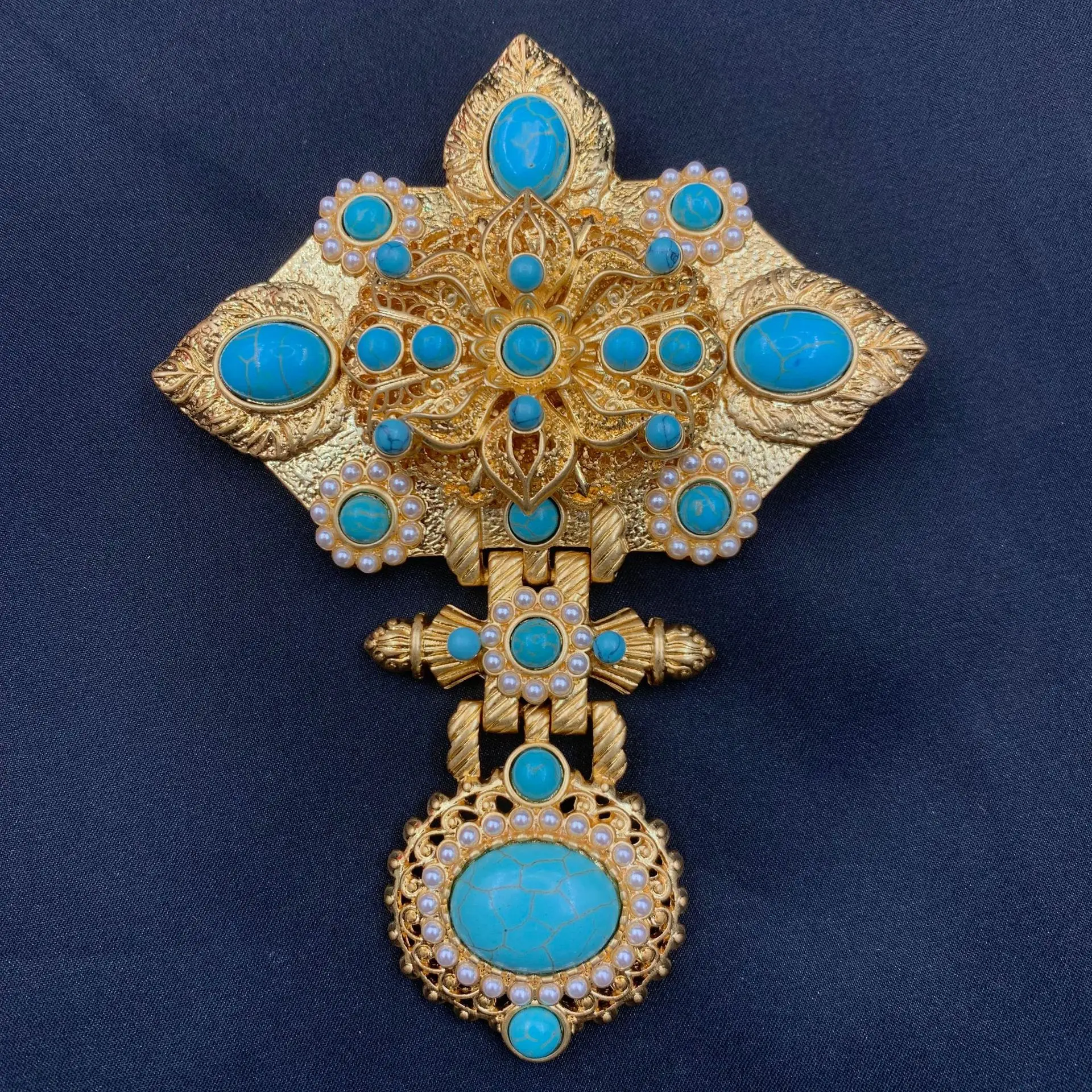 

Средневековая винтажная брошь в стиле ретро, полый дизайн в виде пчелы, аксессуары, легкая роскошная элегантная брошь 2026