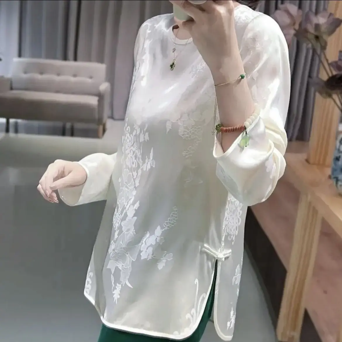 

Женская уникальная рубашка в китайском стиле с резной текстурой на весну и осень 2025 в сочетании с китайской рубашкой Ципао для внутреннего ношения