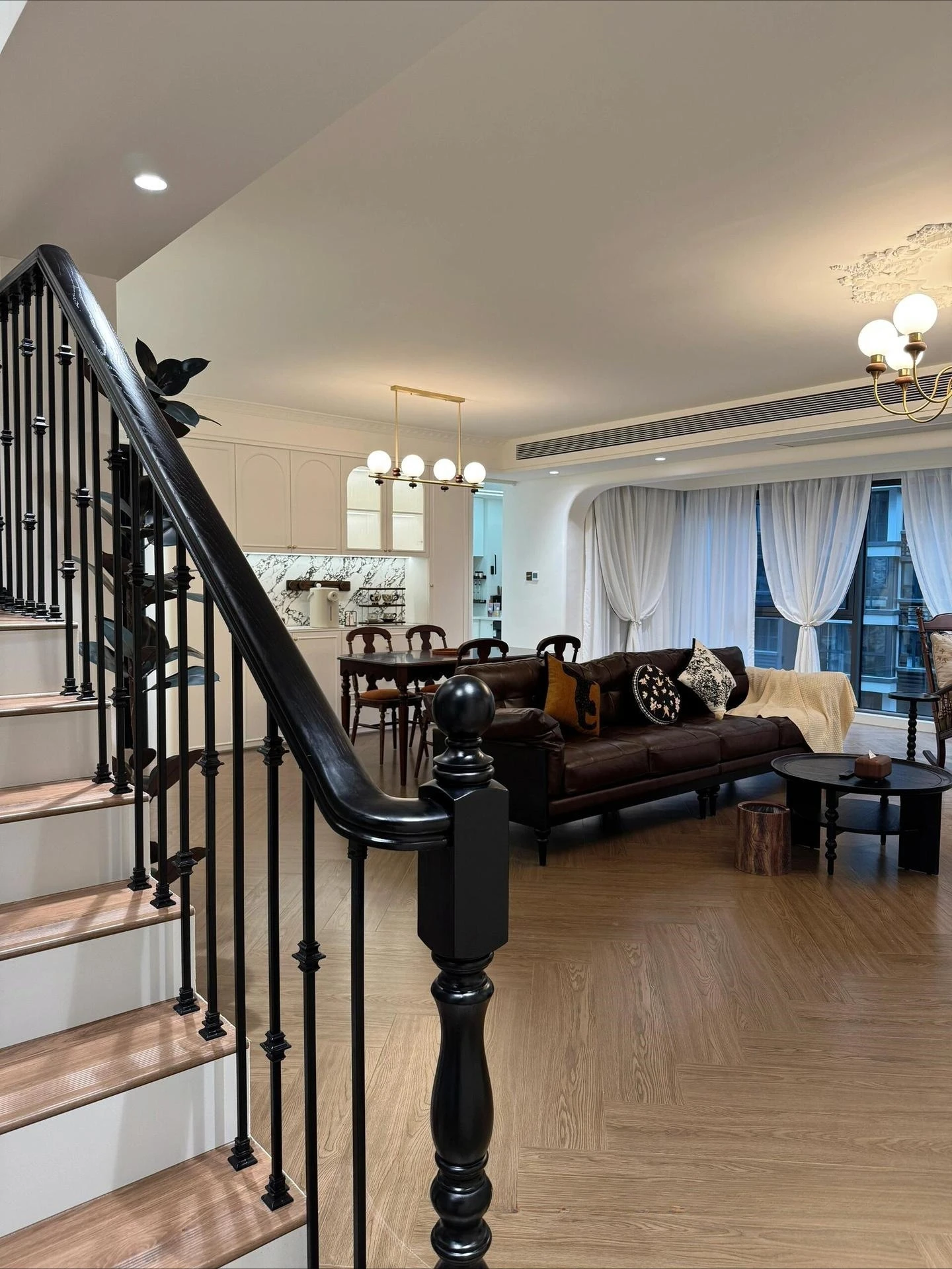 

Simple aluminum alloy solid wood railing French retro duplex balcony column stair handrail wrought iron guardrail Others
