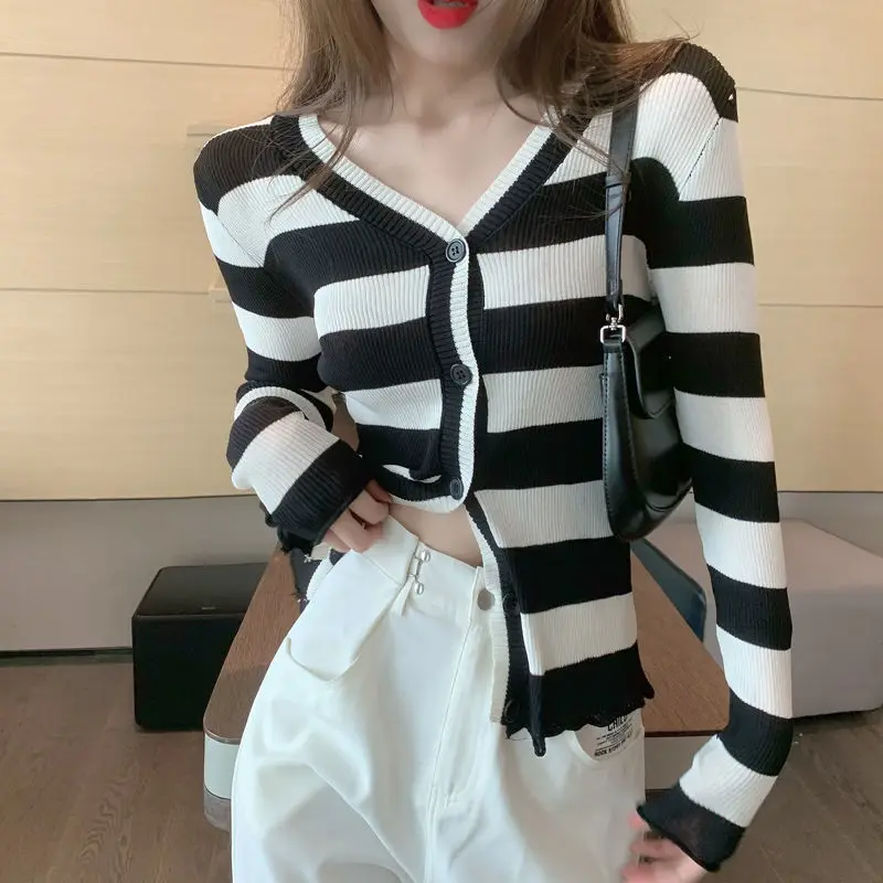 니트 가디건 얇은 여성 봄, 가을 한국 버전 레트로 스트라이프 슬림하고 슬림한 브이넥 다목적 2025 New Top Trend