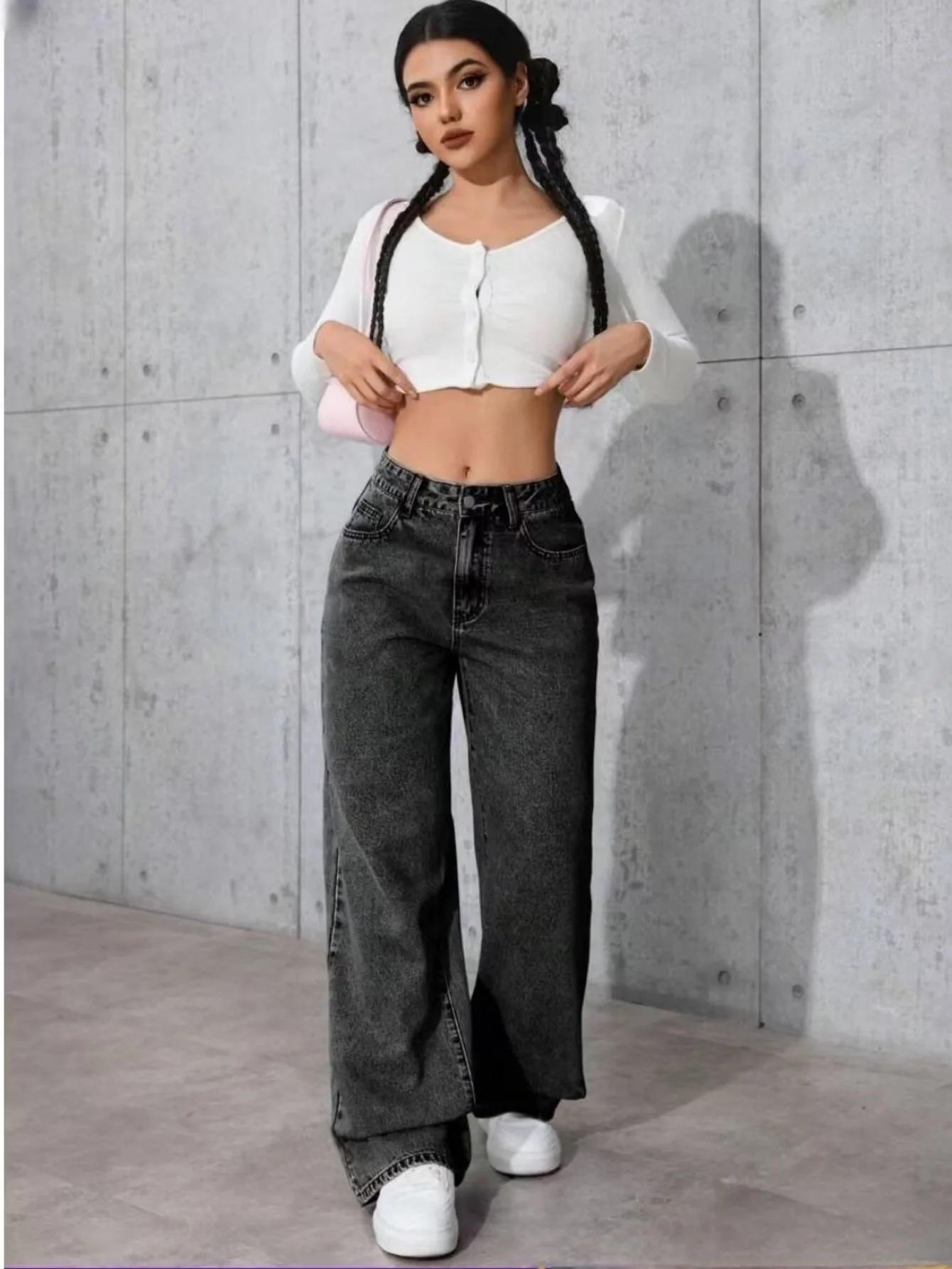 Vaqueros rectos negros básicos sencillos e informales.