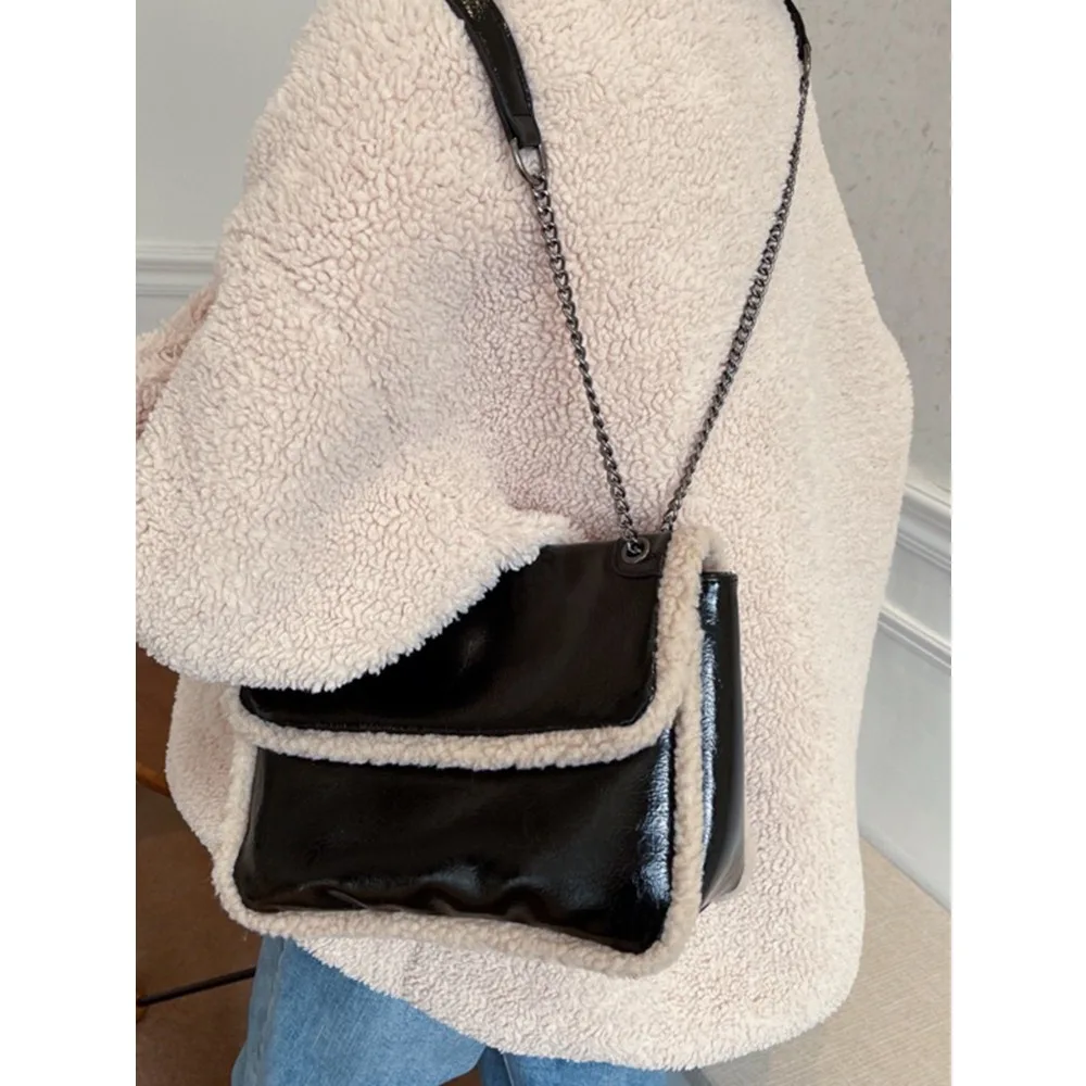 

Черная лакированная сумка через плечо с серебряным ремешком-цепочкой | Идеально подходит для добавления модных повседневных нарядов Chic | Искусственная стрижка