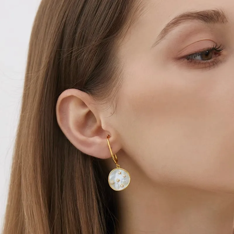 GEEZENCA ภาษาฝรั่งเศสคําสไตล์ 925 เงินสเตอร์ลิงสีขาว Shell & Zircon Dangle ต่างหูผู้หญิงไม่มีเจาะแขวนต่างหูสําหรับเธอ