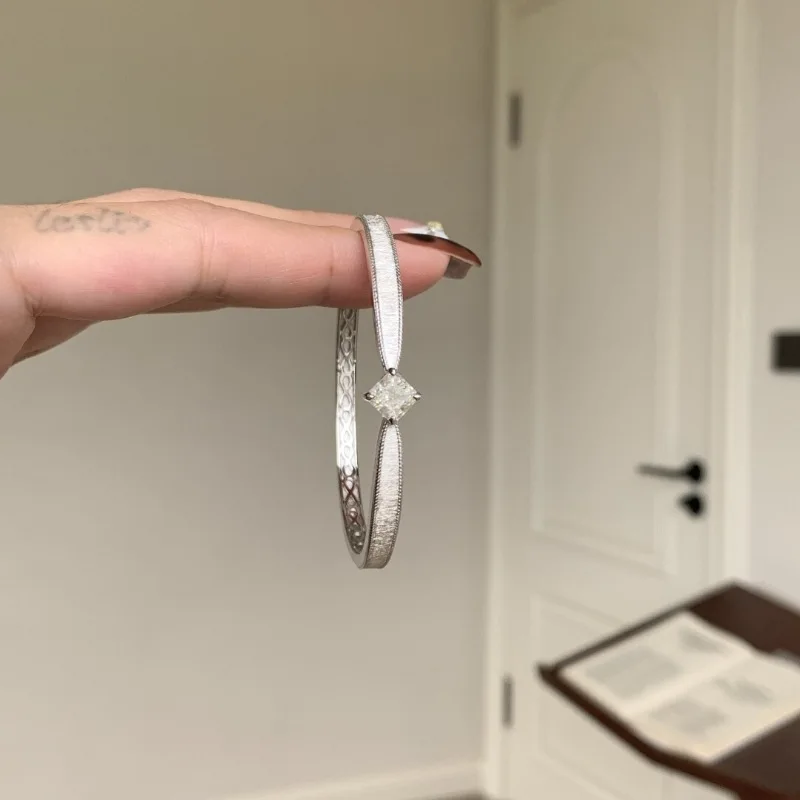 سوار ماسي مربع للأميرة ذو تصميم كلاسيكي فاخر وخفيف الوزن وأساور عصرية مجوهرات للحفلات هدية