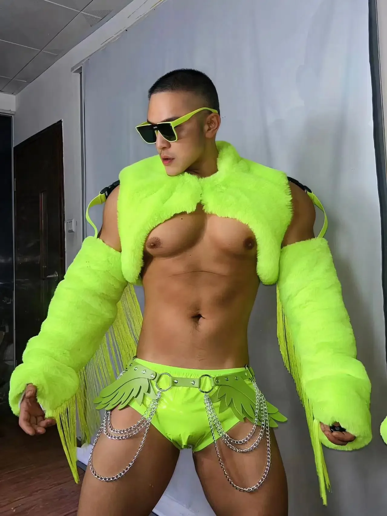 

Bar Muscle Men Nightclub Gogo Performance Costume Sexy Fur Vest Fluorescent Green Shorts Club Party Dance Outfits