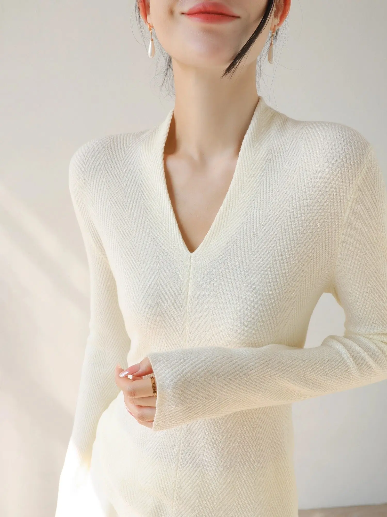 

Slim Fit V-Neck Knitted Wool Sweater Women's Base Shirt Outerwear White Wave Pattern Design Commute Style Korean Version