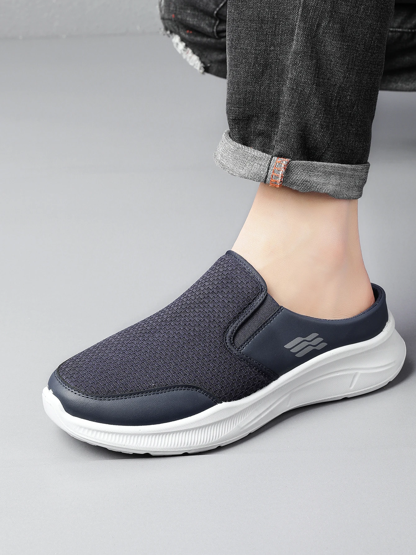 Einfache Minimalistische Herren-Mule-Sneaker, Perforierte Netzstrick-Oberfläche, Umhüllende Schutzkappe, Leichter Slip-On – Detail 5