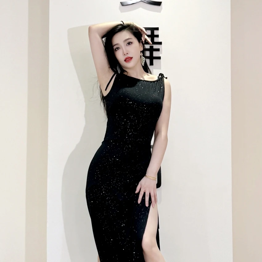 فستان رقص شرقي سويجال مخصص 2025 جديد أسود رش فضي من نسيج الحرير الجليدي فساتين متقاطعة من الخلف للنساء بسيطة