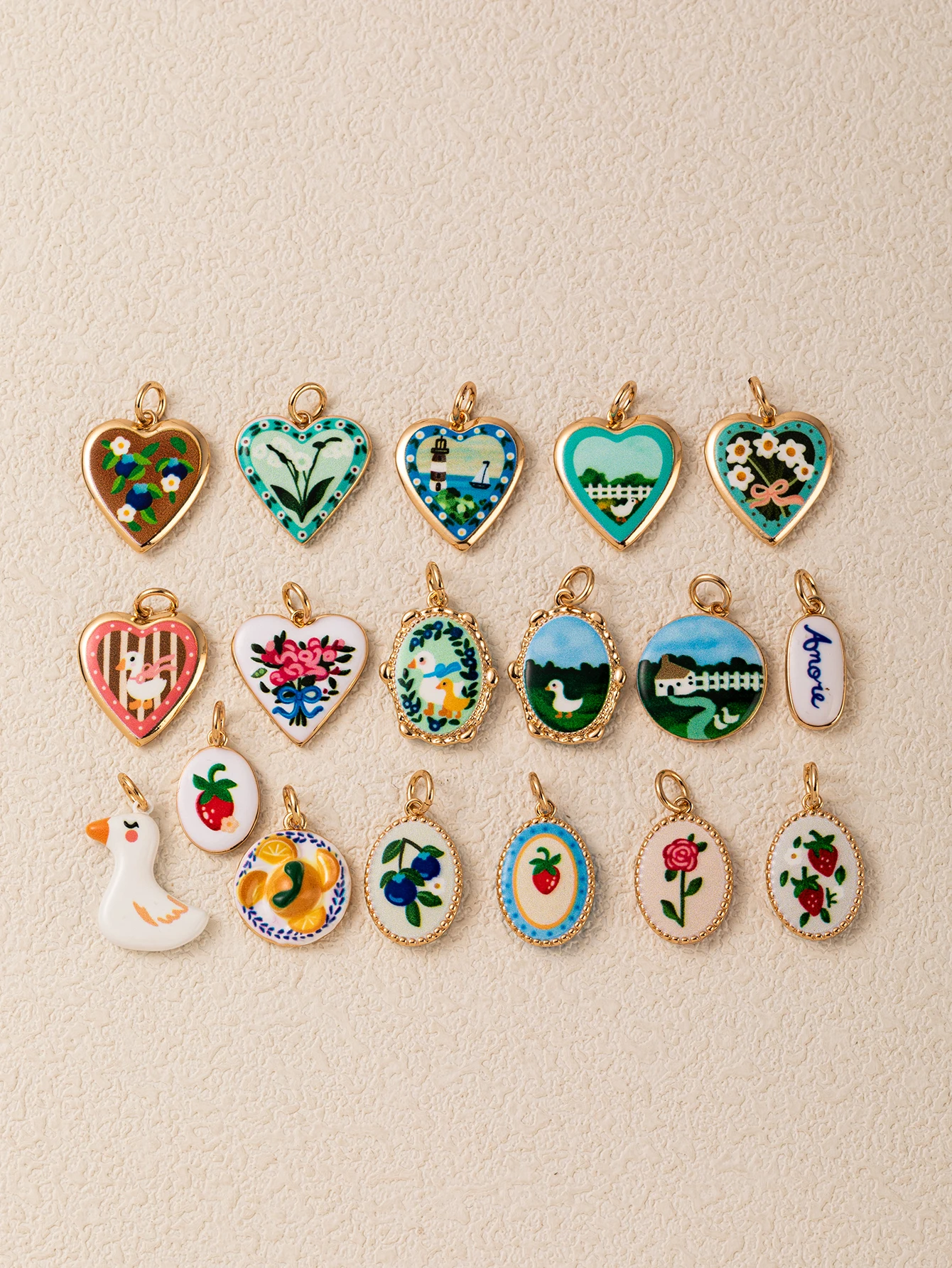 Vielseitige DIY-Anhänger im ländlichen Stil mit Blaubeeren-, Erdbeer- und Rosenmotiven für Schmuck. – Detail 3