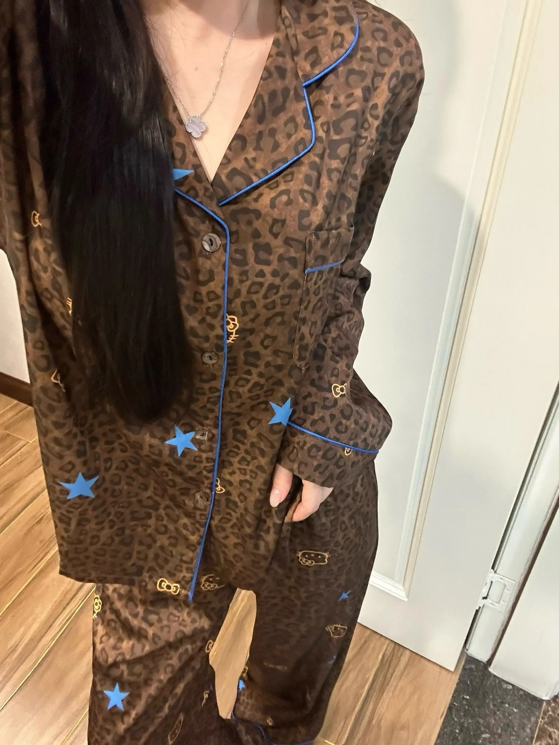 

Hello Kitty Leopard Print Ice Silk Robe Set Luxury Fall Winter Long Sleeve Pajamas Old Money Aesthetic Premium Loungewear