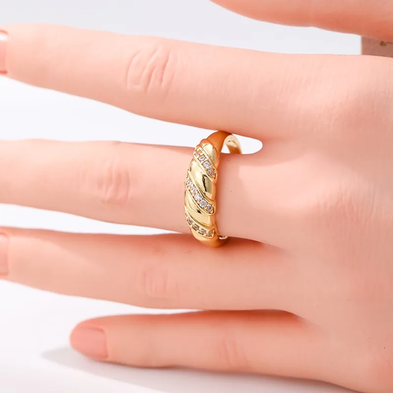 Elegant Golden Twist Design Inlaid Bright Synthetic Zirconia Women's Ring Fashion Luxury Banquet Wedding Charm Jewelry Accessory