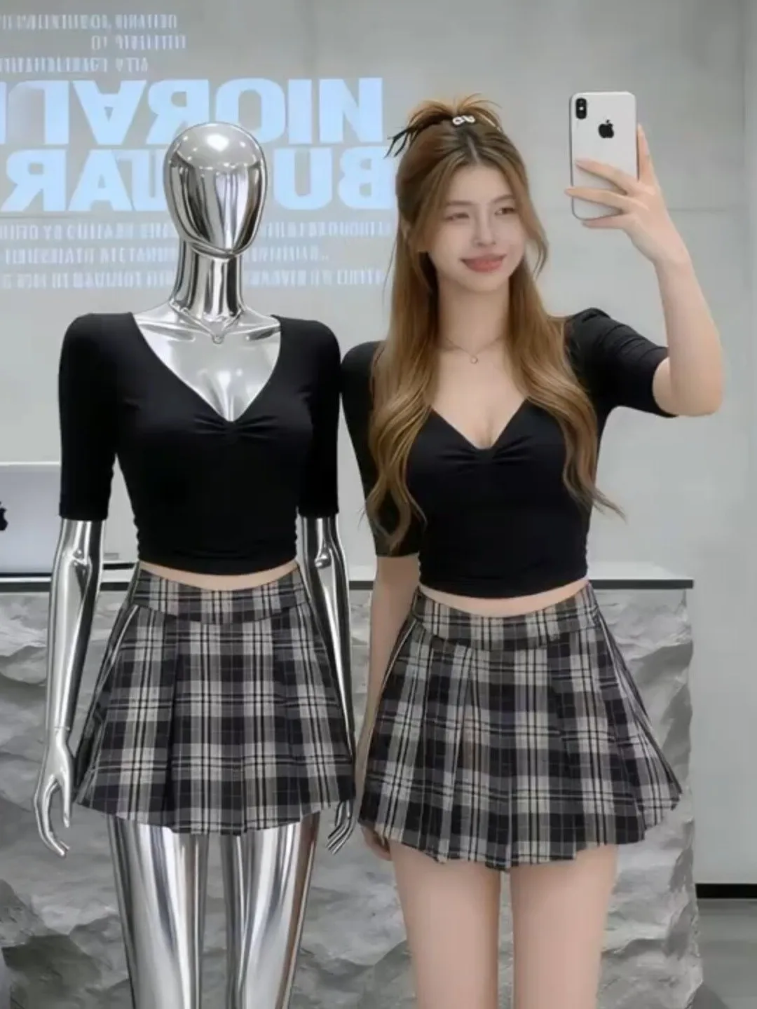 

Женский летний комплект в сладко-остром стиле: новая футболка с V-образным вырезом и коротким рукавом, плиссированная юбка в клетку, модный комплект из двух предметов, стройнящий силуэт.