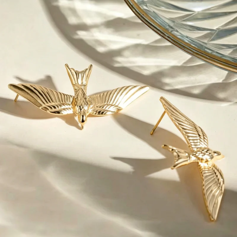 Stainless Steel Gold Plated Vintage Stereoscopic Bird Shaped Earrings for Women Waterproof Fashion Charm Jewelry Party eh255