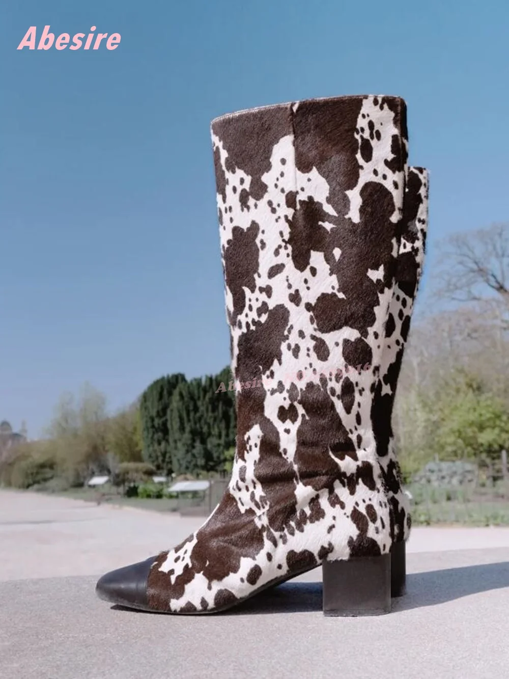 

Сапоги до колена с меховым узором и круглым носком, лоскутные зимние сапоги на массивном каблуке для женщин, новинка 2025 года, уличная подиумная обувь с боковой молнией