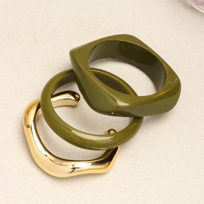 ZAKOL 3-teiliges Set Unregelmäßige Wellenförmige Manschettenarmbänder für Frauen Harz-Armbänder Stapelbare Armreifen Statement-Schmuck Geschenk – Detail 10