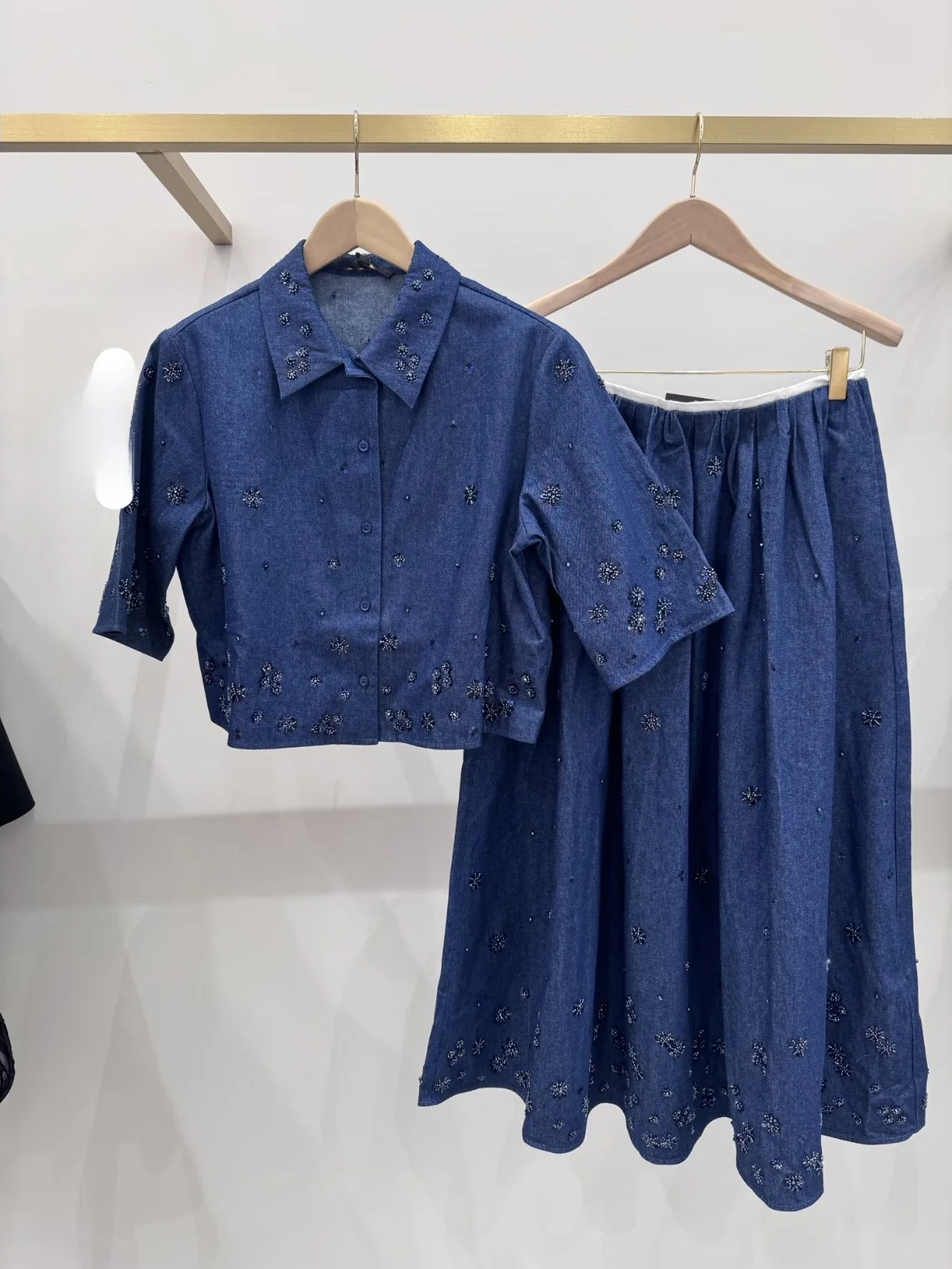 

Комплект из синей джинсовой рубашки и юбки с тяжелой отделкой стразами и бусинами, женская мода, весенний повседневный стиль, короткий рукав, отложной воротник