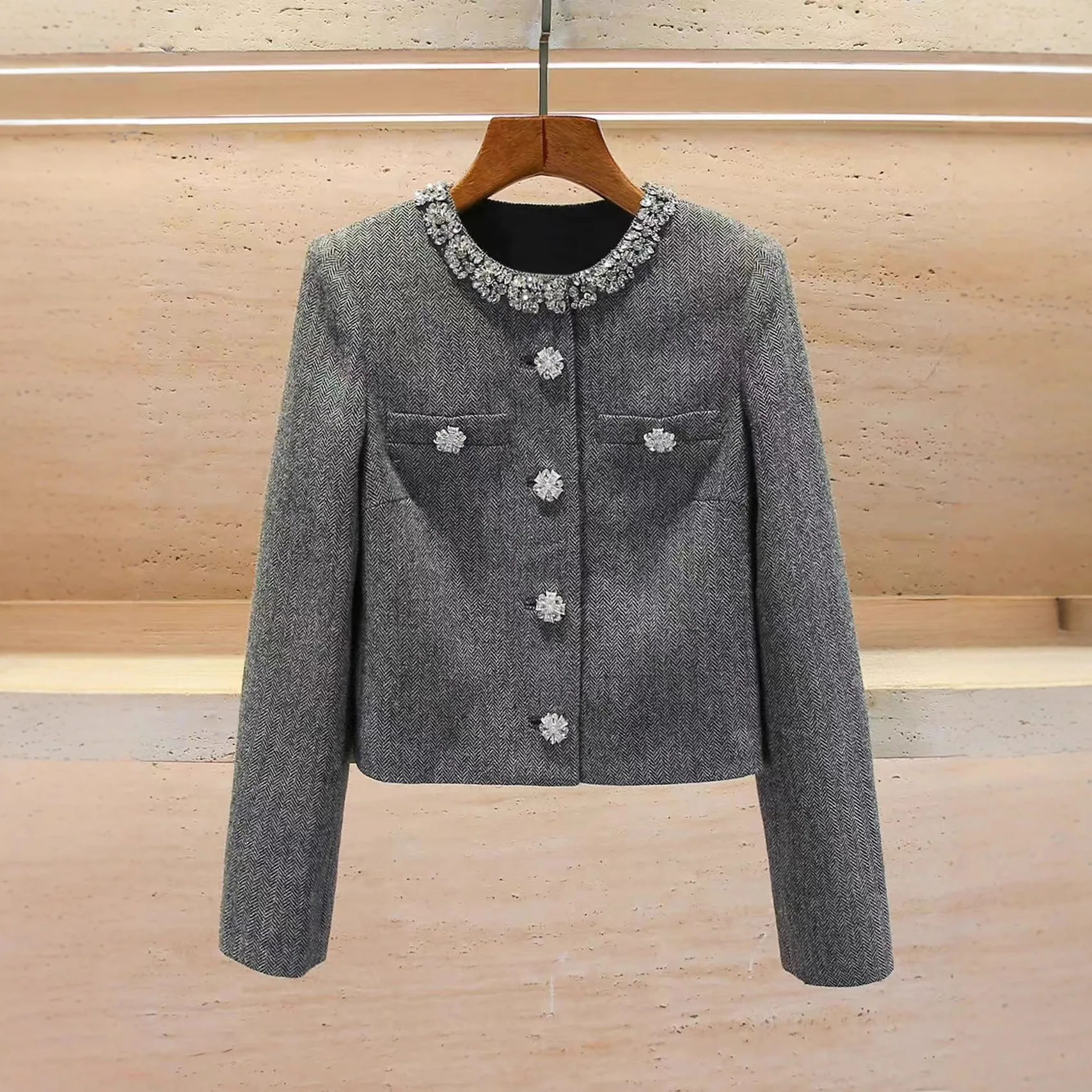 

Серая укороченная куртка из смесовой шерсти «елочка» — круглый вырез с ромбовидными деталями, легкий топ ранней весны 2026 г.