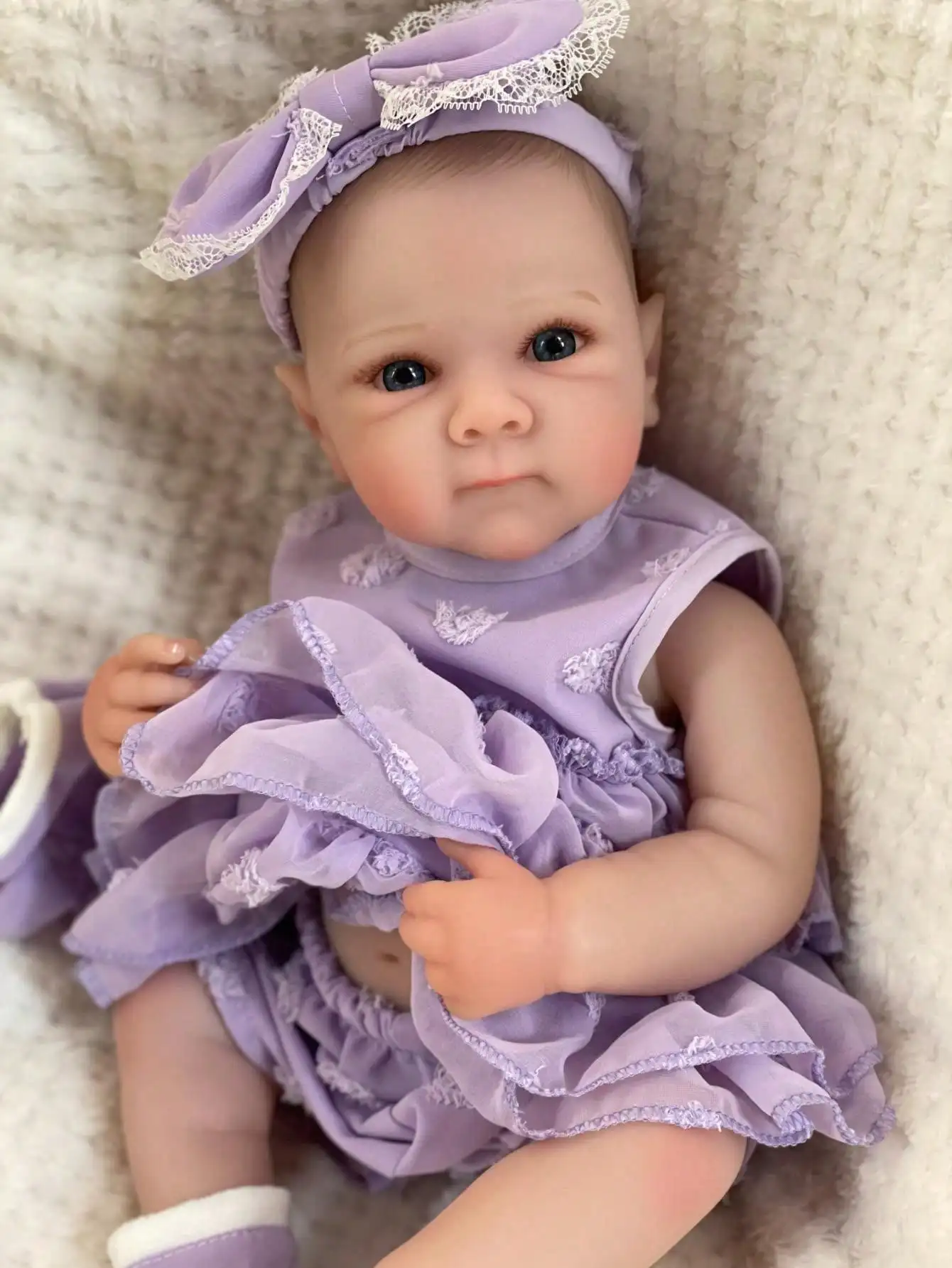 Saskia 45-centymetrowa ręcznie robiona, realistyczna winylowa lalka Reborn, urocza dziewczynka Bettie, wodoodporna noworodka w fioletowej sukience.