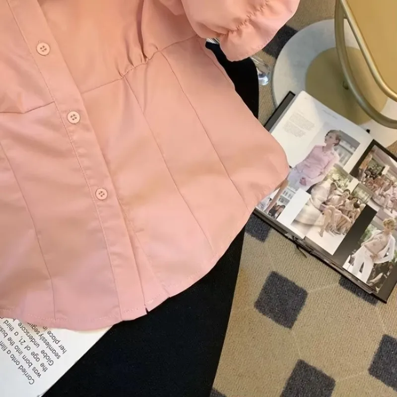 قمصان نسائية برقبة على شكل طية صدر السترة وردية حلوة Y2k بلوزات ذات خصر نحيف مكشكشة واحدة الصدر 2205 بلوزات صيفية جديدة بأكمام قصيرة
