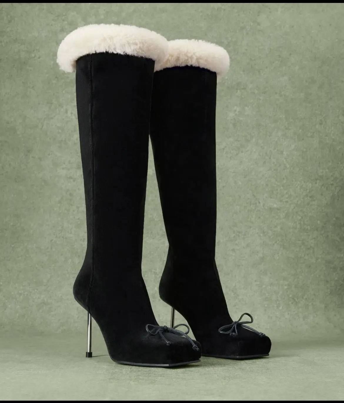 

Зимние женские сапоги выше колена с квадратным носком на черном меху и узлом-бабочкой. Туфли без шнуровки на высоком каблуке-шпильке.
