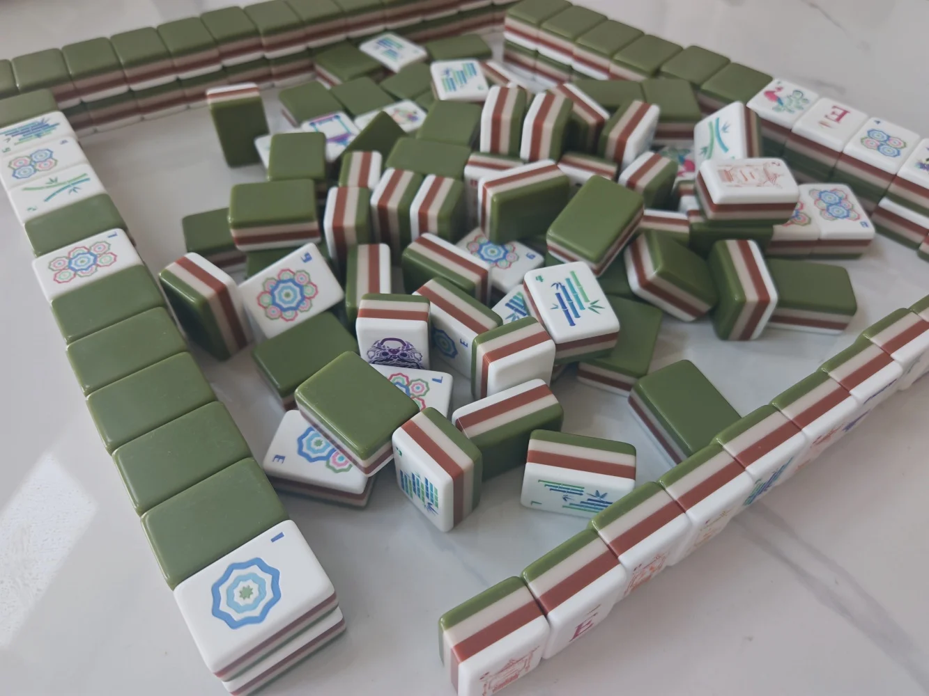 

American Mahjong Set 160 Tiles 4-Layer Acrylic Mah Jongg Tiles Portable Travel Family Party Entertainment Ideal Surprise Gifts