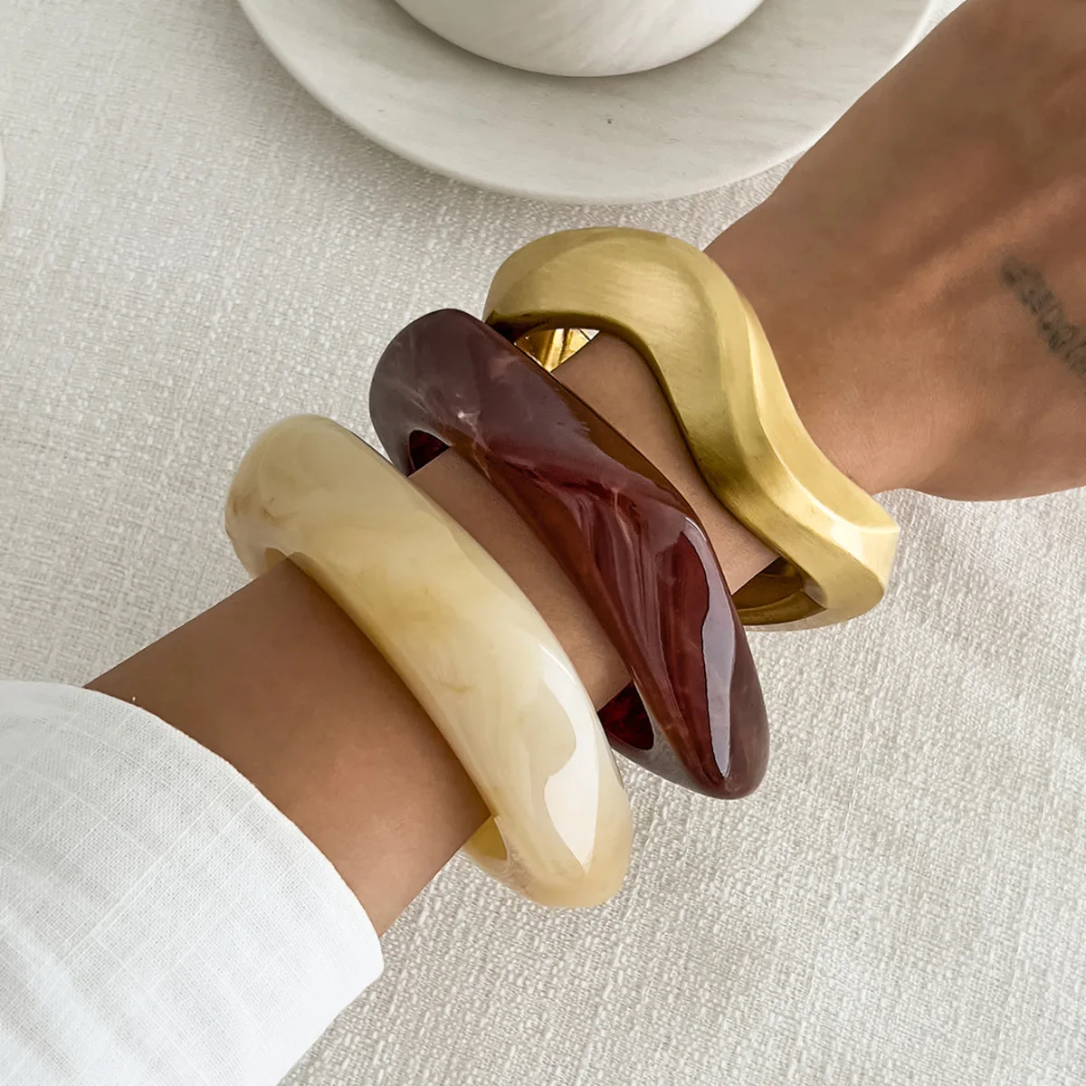 SHIXIN 3 أنماط الحد الأدنى الراتنج الاكريليك سميكة واسعة سوار للنساء خمر غير النظامية موجة الكفة الإسورة حلية اليد مجوهرات جديد