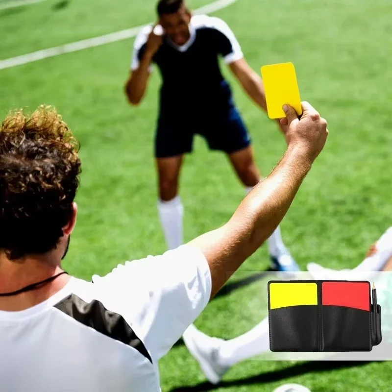 Gli arbitri delle partite di calcio utilizzano set di carte rosse e gialle Attrezzature per arbitro di calcio Custodie in pelle Nastri di carta e fischietti