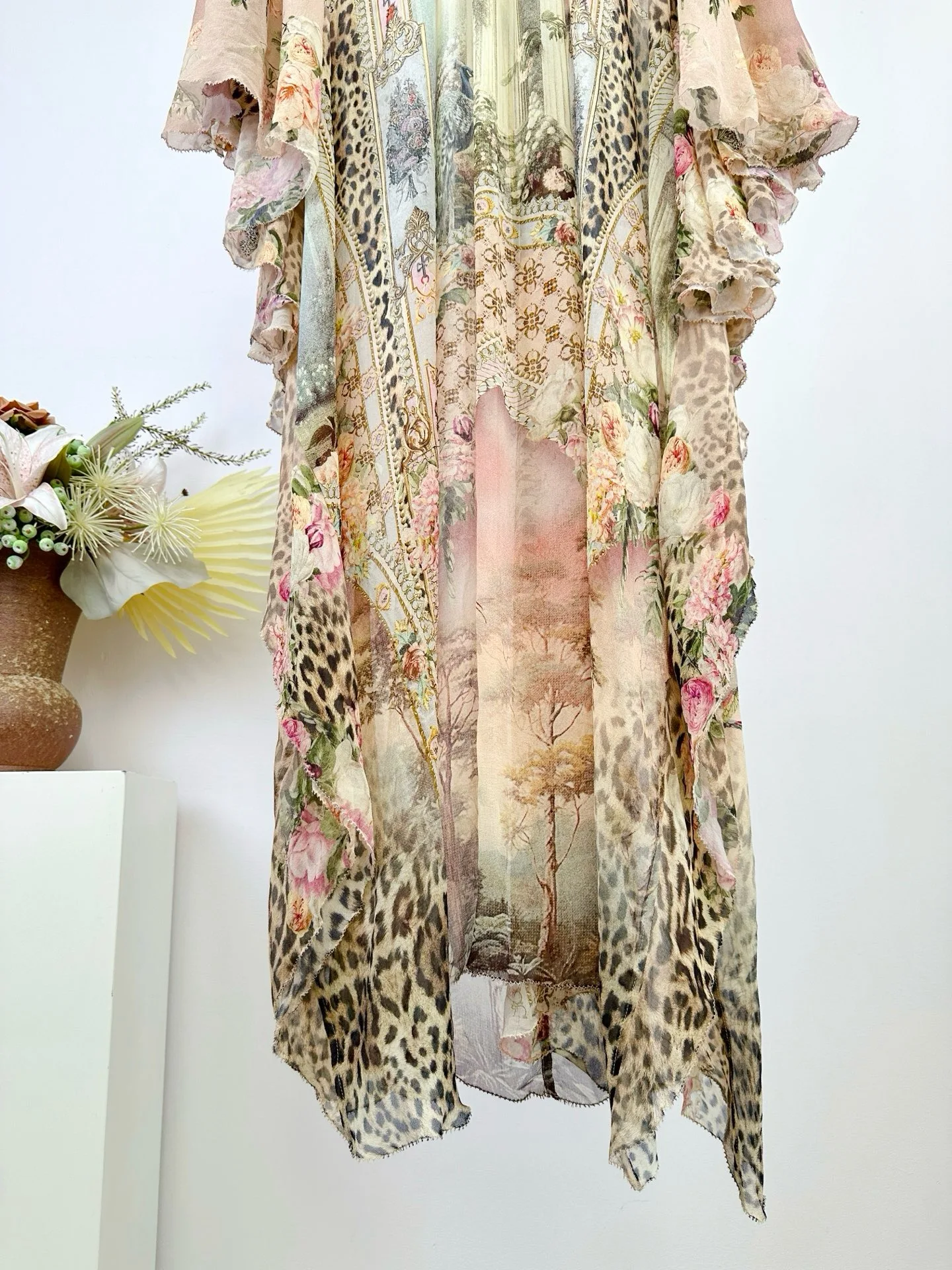 Damska sukienka z wysokim dekoltem, rękawami typu nietoperz, luźna, długa, jedwabna, w różowy wzór w panterkę.