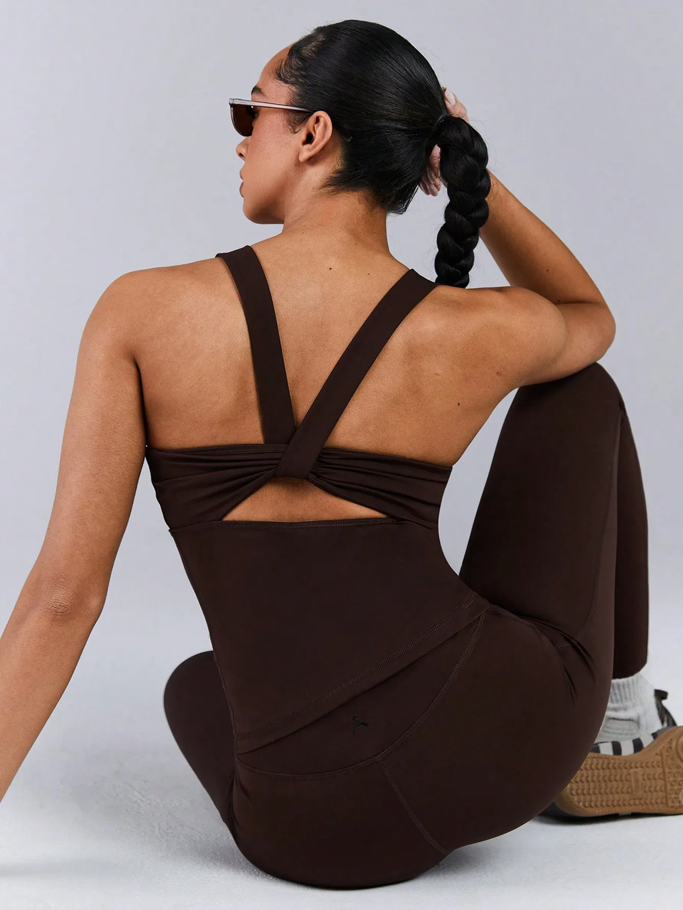 

Женский бесшовный спортивный комплект: топ-камизоль с перекрестной спинкой и леггинсы с высокой талией, коричневый