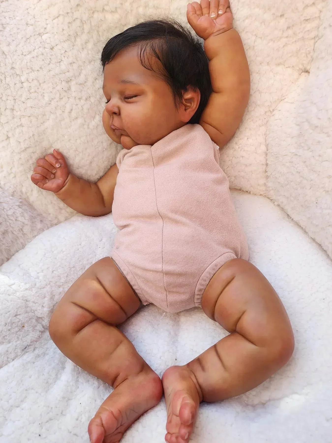 Bebe Peaches 신생아 아기 천 바디 인형 옷이없는 3D 피부로 눈에 보이는 정맥으로 그림 그리기 어두운 피부 다시 태어난 인형