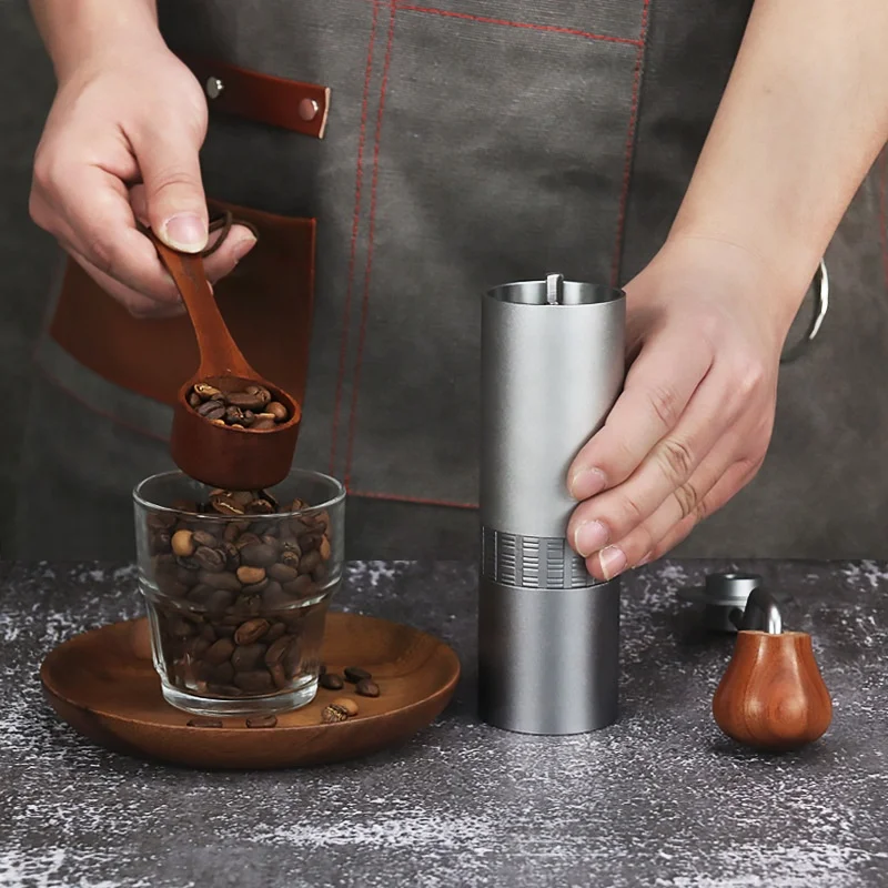 مطحنة حبوب القهوة المعدنية اليدوية من المصنع، مطحنة القهوة المصنوعة من سبائك الألومنيوم مع إعداد قابل للتعديل