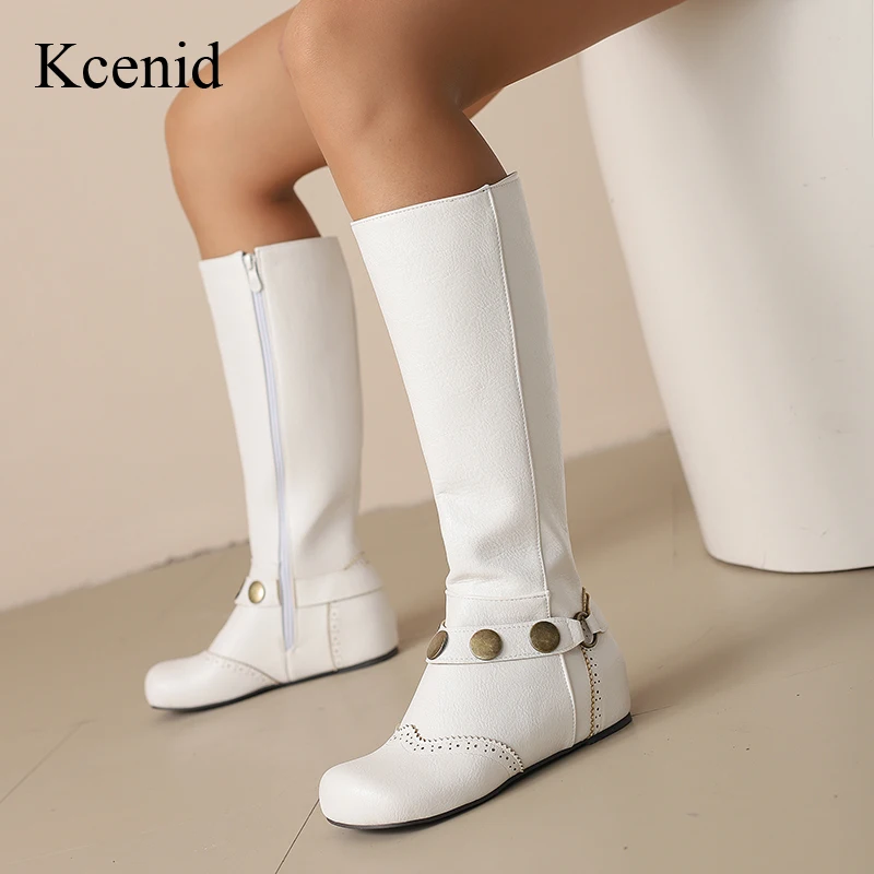 

Kcenid/модные сапоги до колена с металлическими украшениями, женские высокие сапоги с круглым носком, увеличивающие рост, зимняя уличная обувь, большой размер