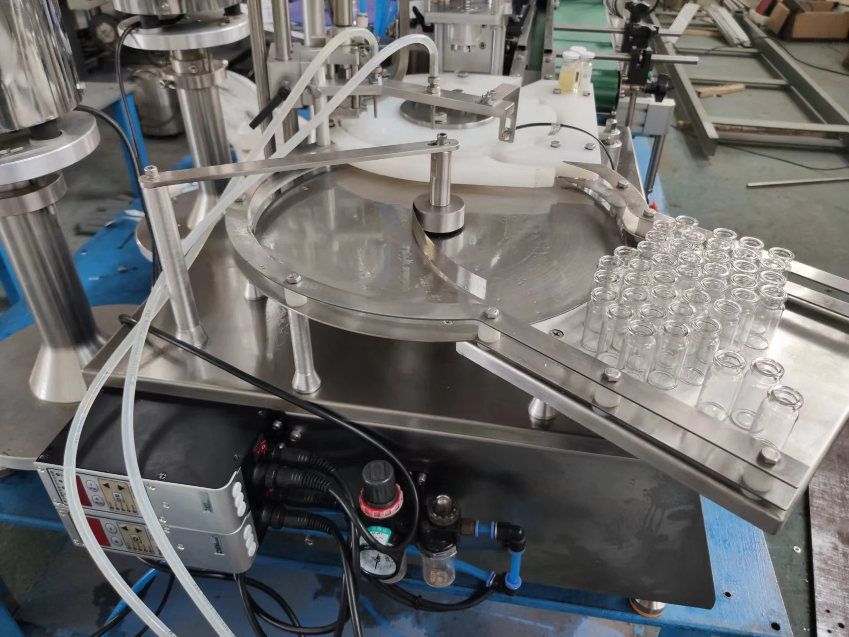 YGF التلقائي بالكامل سطح المكتب قارورة عطر سائلة لفة على زجاجة ملء سدادة السد خط إنتاج العلامات