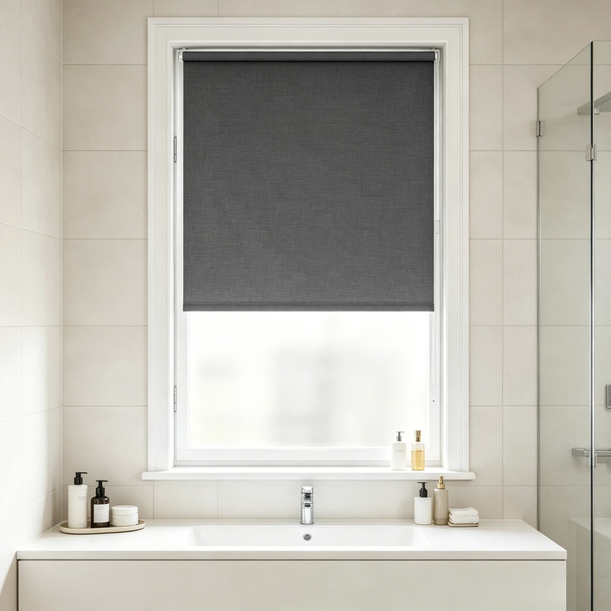 Store enrouleur gris en polyester durable, dimensions totales 85*130 cm, largeur réelle du tissu 80,7 cm, rideau enrouleur occultant pour fenêtre, décoration intérieure élégante pour salon, salle de bain, bureau, pour bloquer la lumière du soleil et prévenir les regards indiscrets
