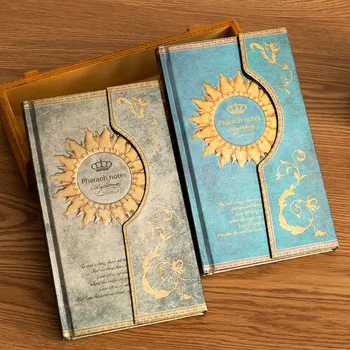 Caderno mágico retrô com fivela magnética, design clássico, página colorida, ilustração, capa dura europeia, diário, bloco de notas de estudante