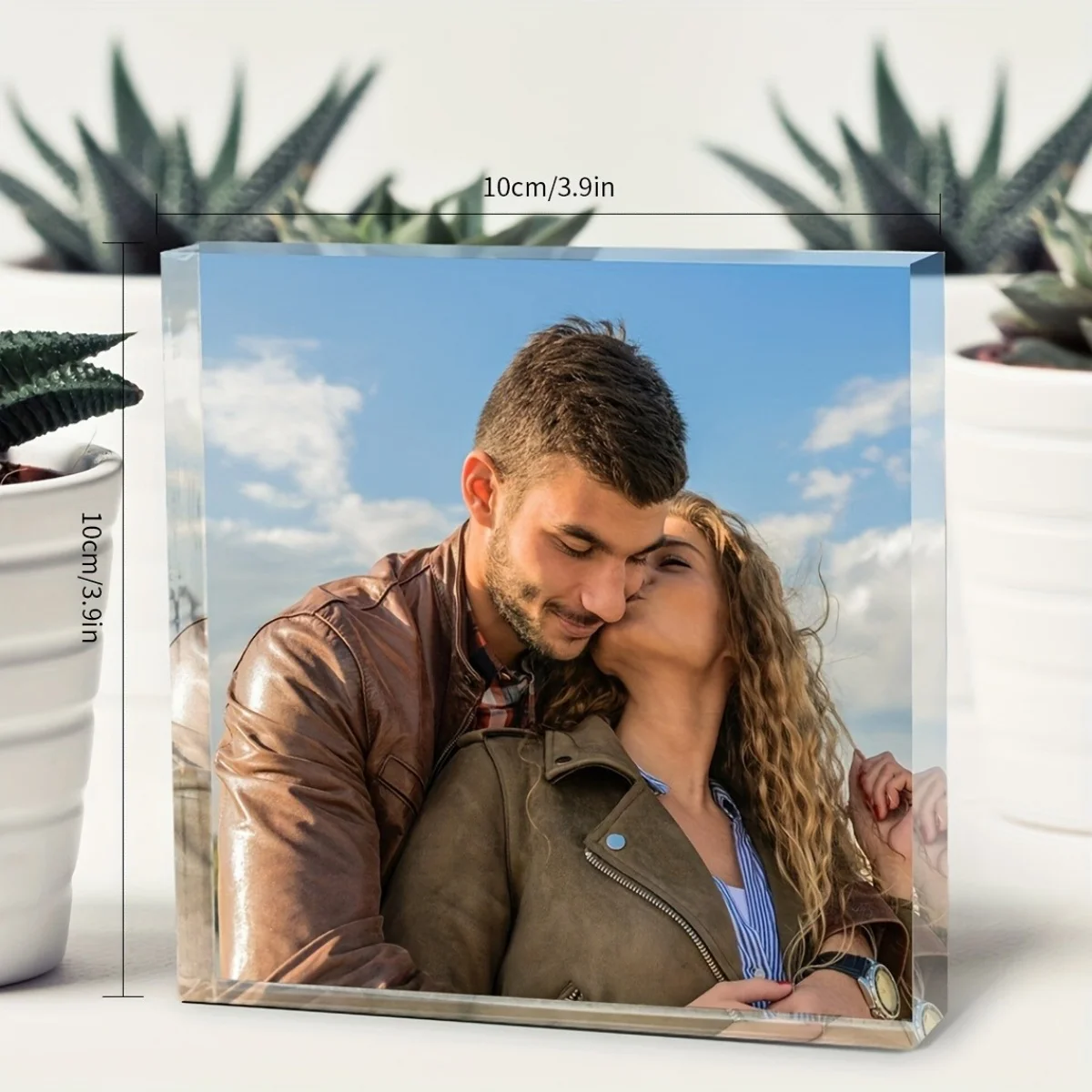 Custom Acrylic Photo Frame for Couples—a Personalized Display Piece, Perfect for Anniversaries and Romantic Gifts.