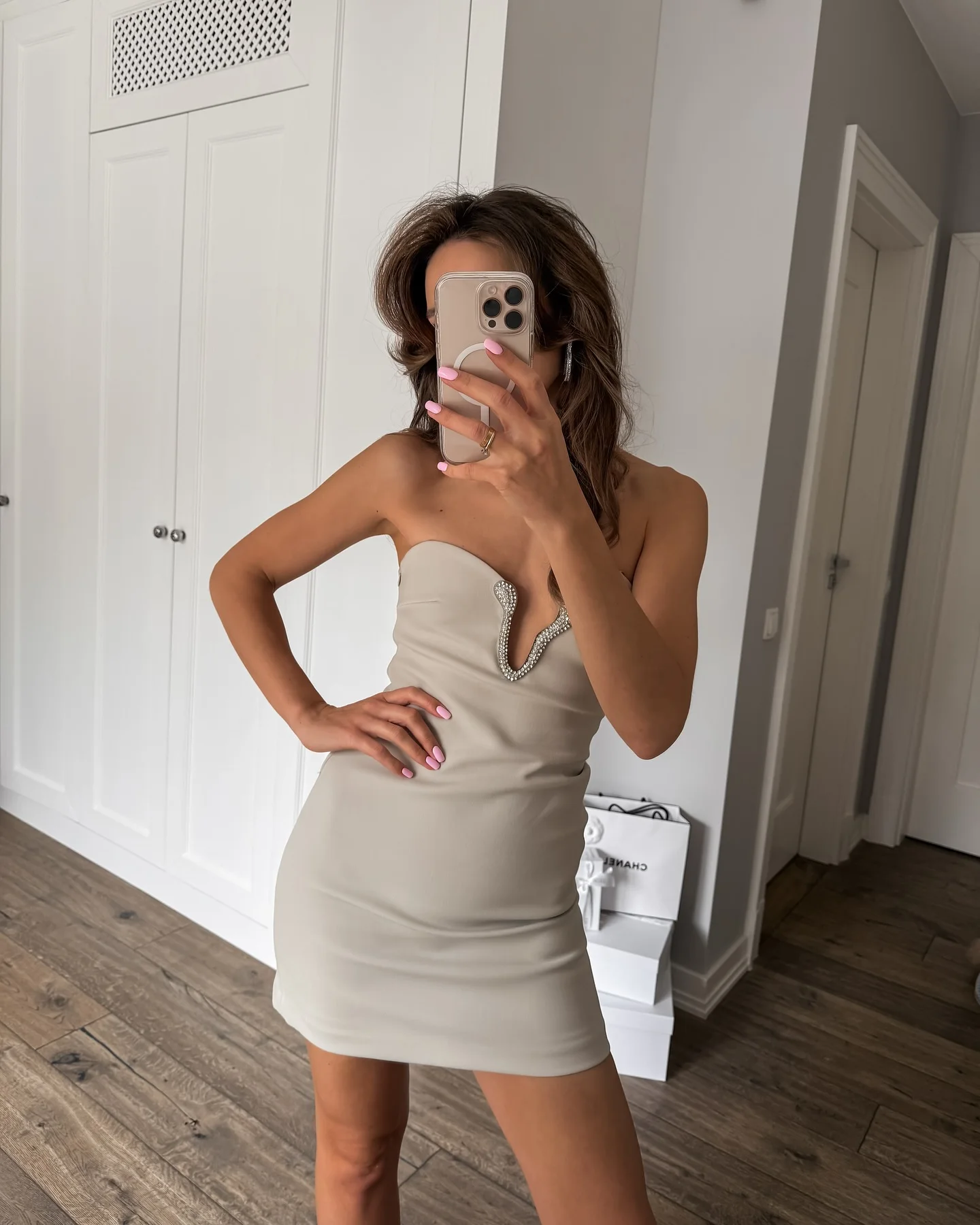 فستان HH نسائي قصير أنيق بدون حمالات للحفلات بدون أكمام مكشوف الأكتاف وحجر الراين وسحاب جانبي مزخرف على شكل حرف a