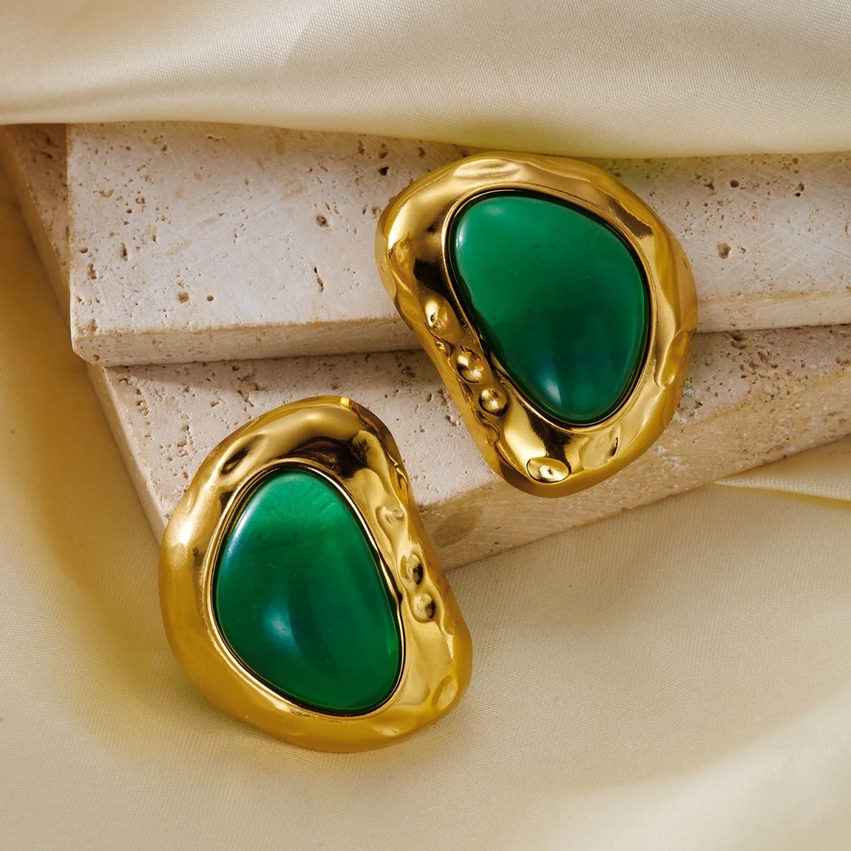 Vintage-Ohrstecker aus Edelstahl mit grünem Harz, unregelmäßig geformt, für Damen und Herren, minimalistischer, strukturierter, geometrischer Ohrring, eleganter Schmuck – Detail 14