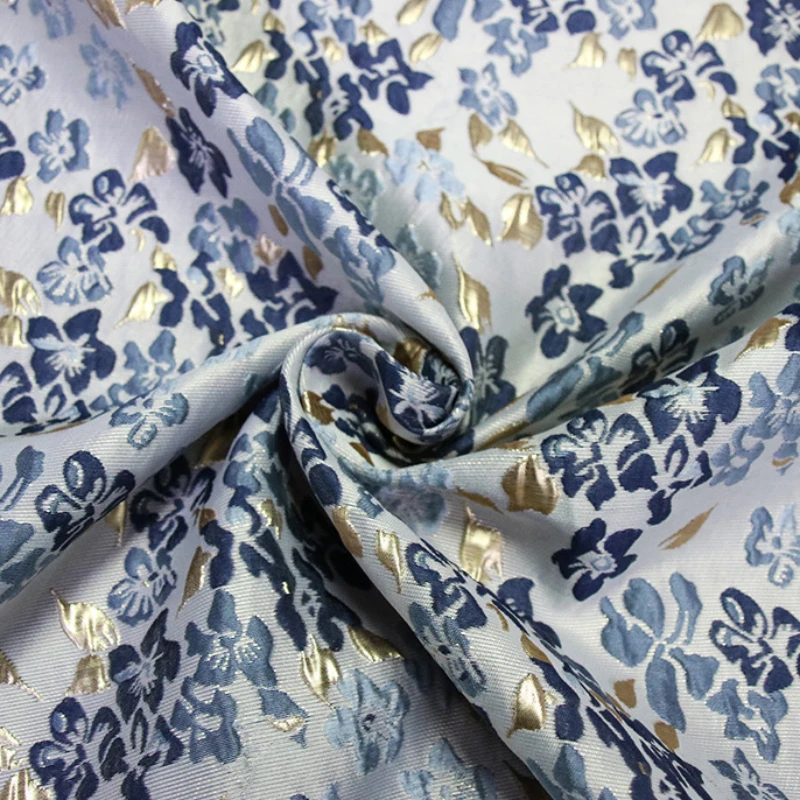 

Синяя текстурированная жаккардовая ткань, цветная тканая трехмерная рельефная золотая проволока, жесткое платье, детская одежда, модные ткани «сделай сам»